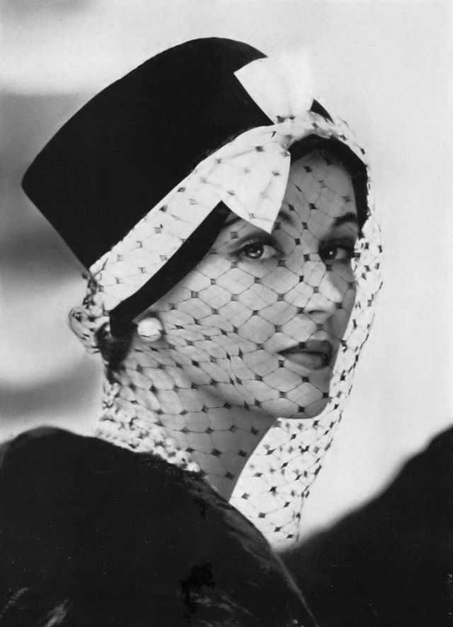 #6 Betsy Pickering in a black velvet chéchia with mascara veiling by Svend, 1956