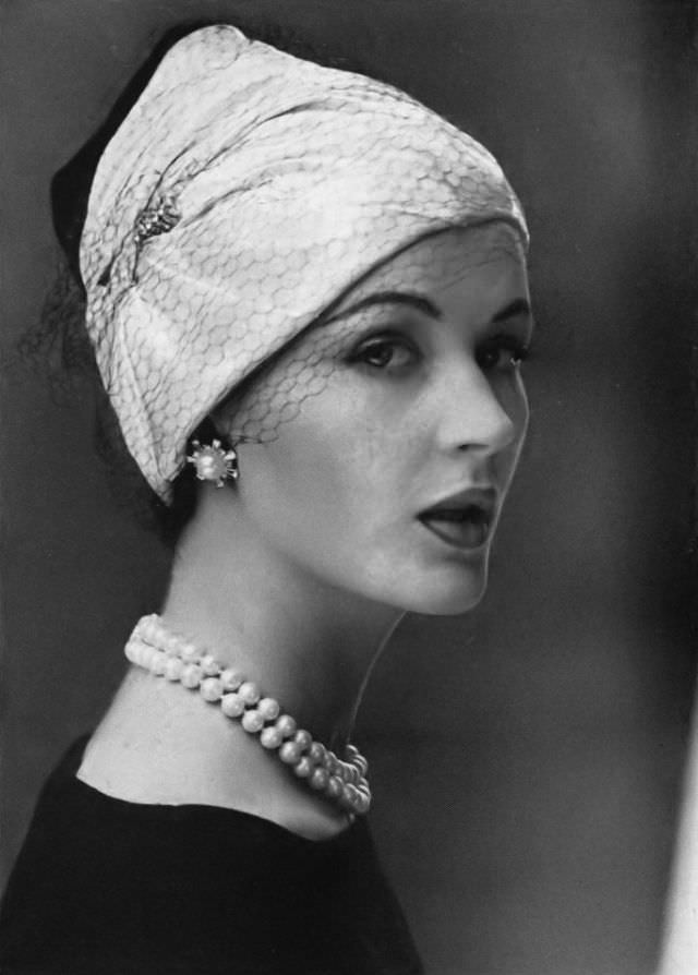 #7 Betsy Pickering in a dinner hat by Svend, 1956