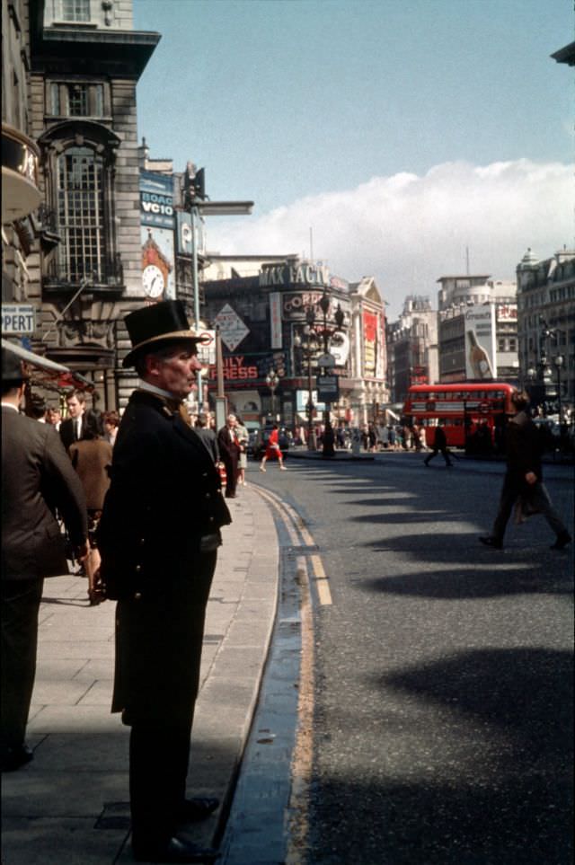 #26 Piccadilly Circus, London, England, 1966