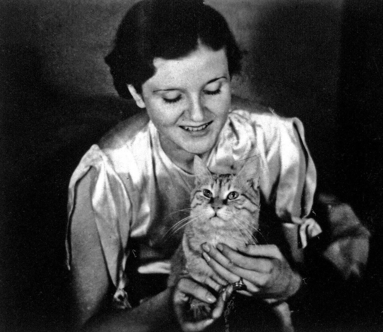 #45 Eva Braun holding a cat, ca. 1930s