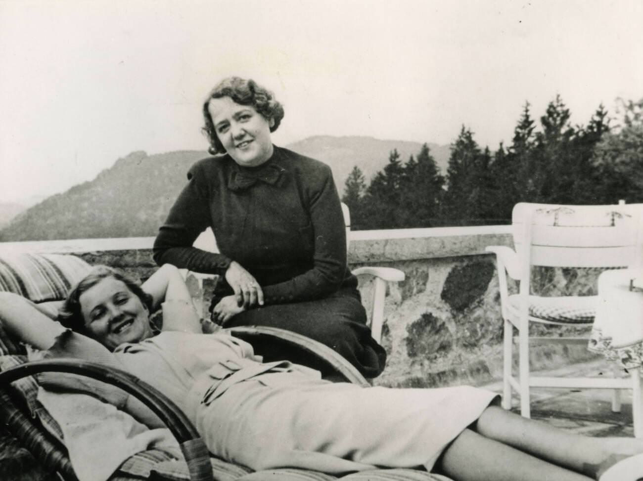#61 Eva Braun relaxing at Hitler’s Berghof with ex-actress Hannelore Morell