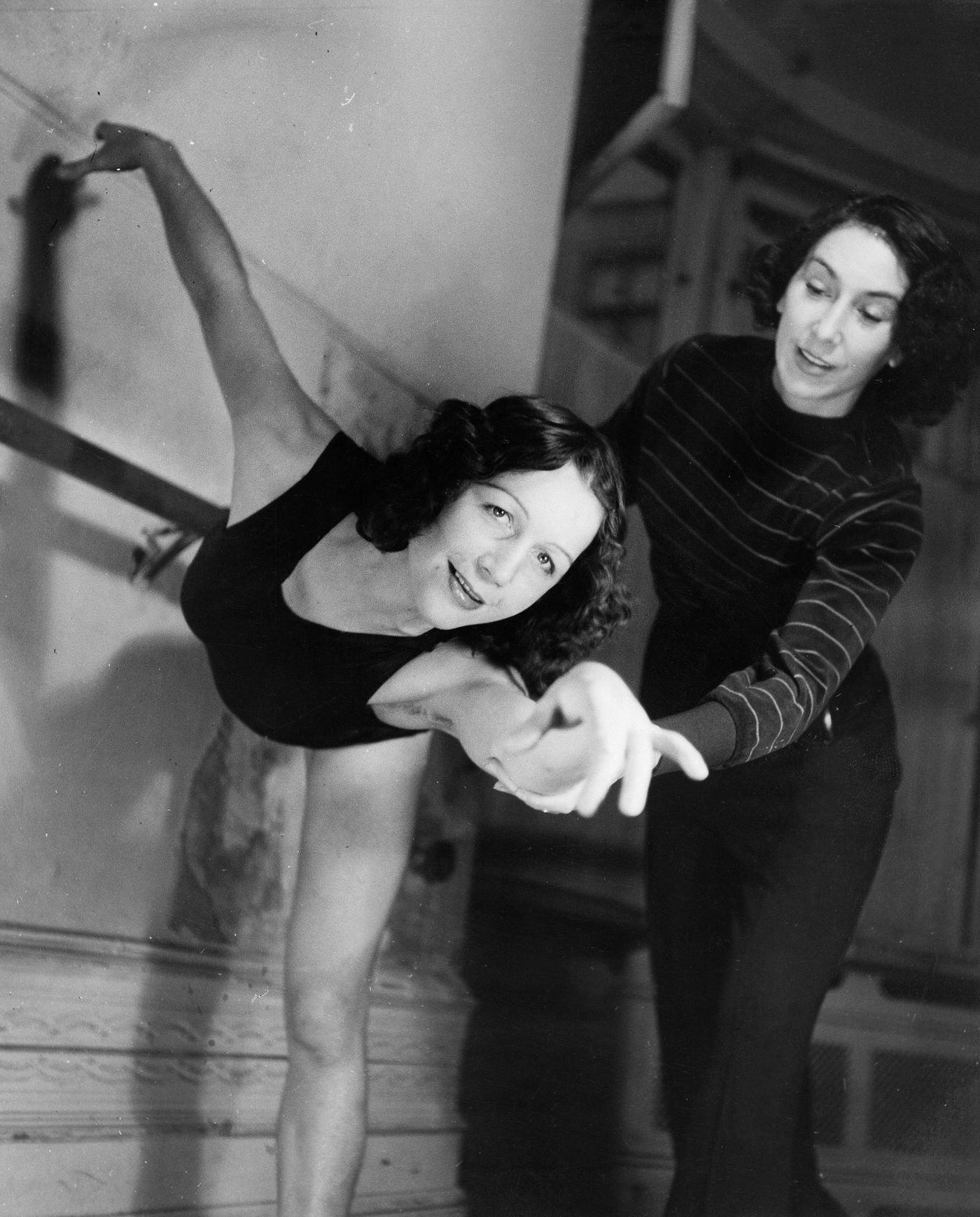 #43 Beauty care and cosmetic treatment courses organized by the German Labour Front, students in lecture hall, 1940.
