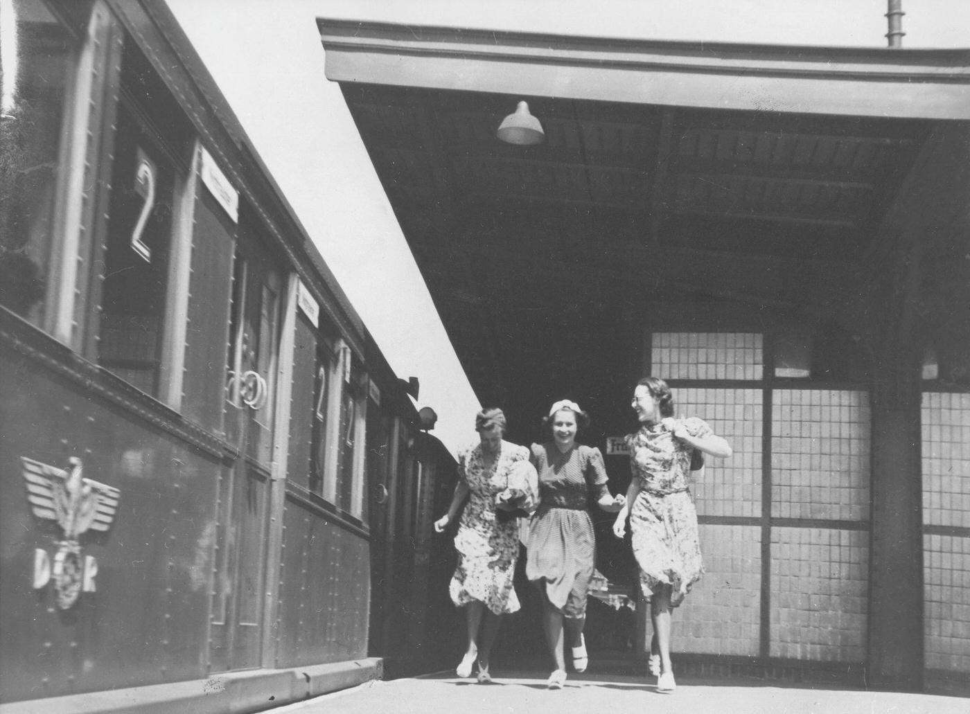 #45 Young women at an S-Bahn station in Berlin, 1940.