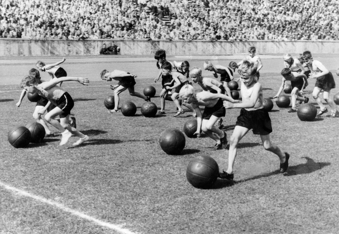 #5 Swimming pool at the Reichssportfeld, people on the meadow, 1940.