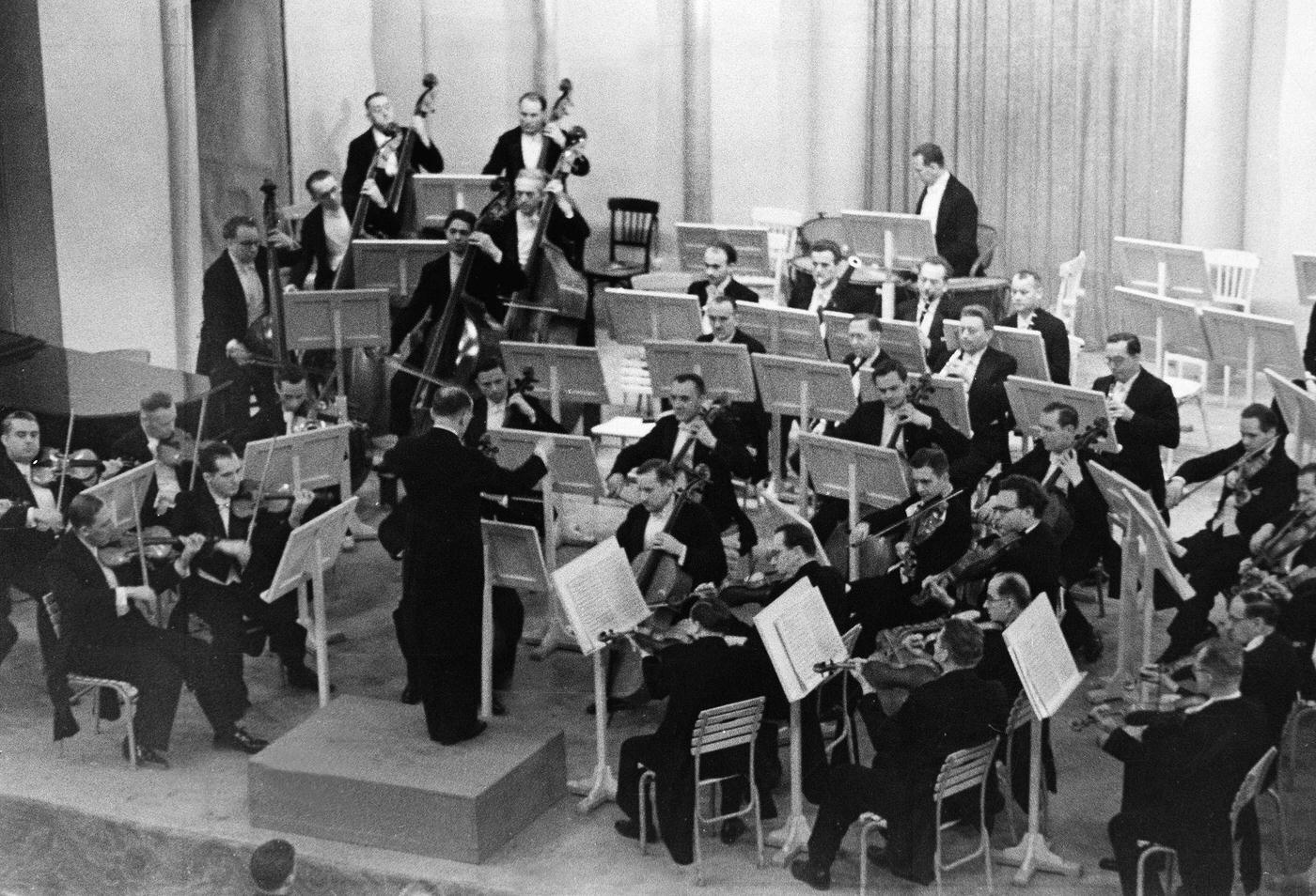 #47 Victory report outside a radio shop in Berlin during the Second World War