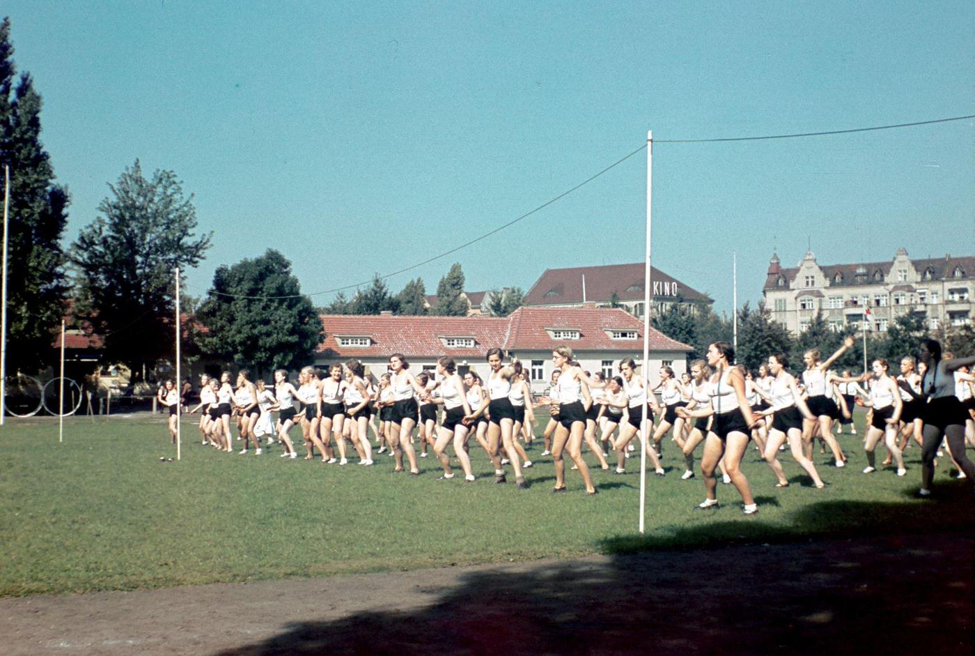 #64 Berlin in World War II: Cyclists and pedestrians in front of a radio shop in Berlin listening to a broadcast on the war’s course, 1940.