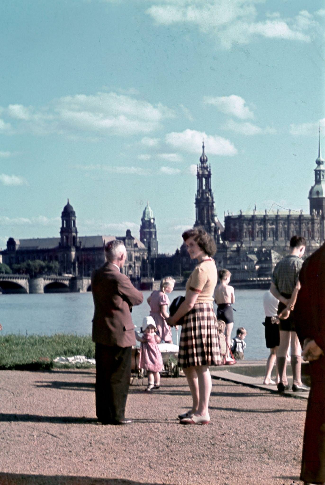 #66 Germany, Berlin, population: Bathing, leisure time at Grunewaldsee in Berlin during the summer of 1940.