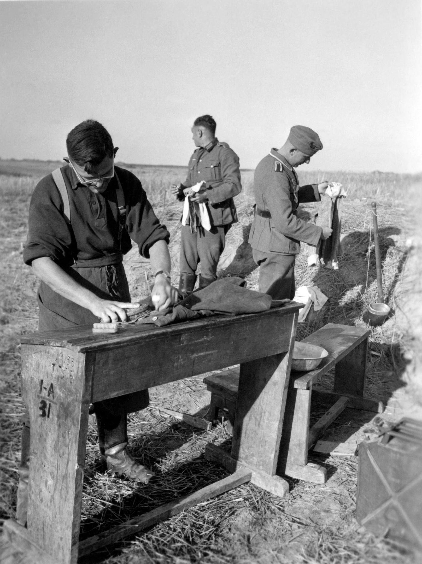 #76 Members of the League of German Girls at the Charlottenburg station before their departure to fatigue duty, 1940.