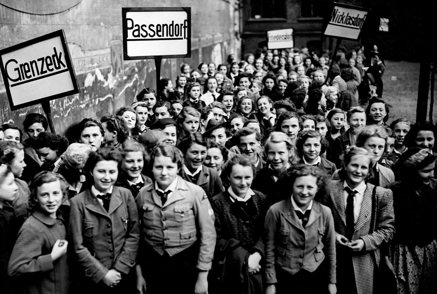 #92 Heinrich Hamann, Atelier J. Hamann, pole vault, black and white, Heiligengeistfeld, gymnasium of St. Pauli Turnverein built in 1901/1902, destroyed in 1943
