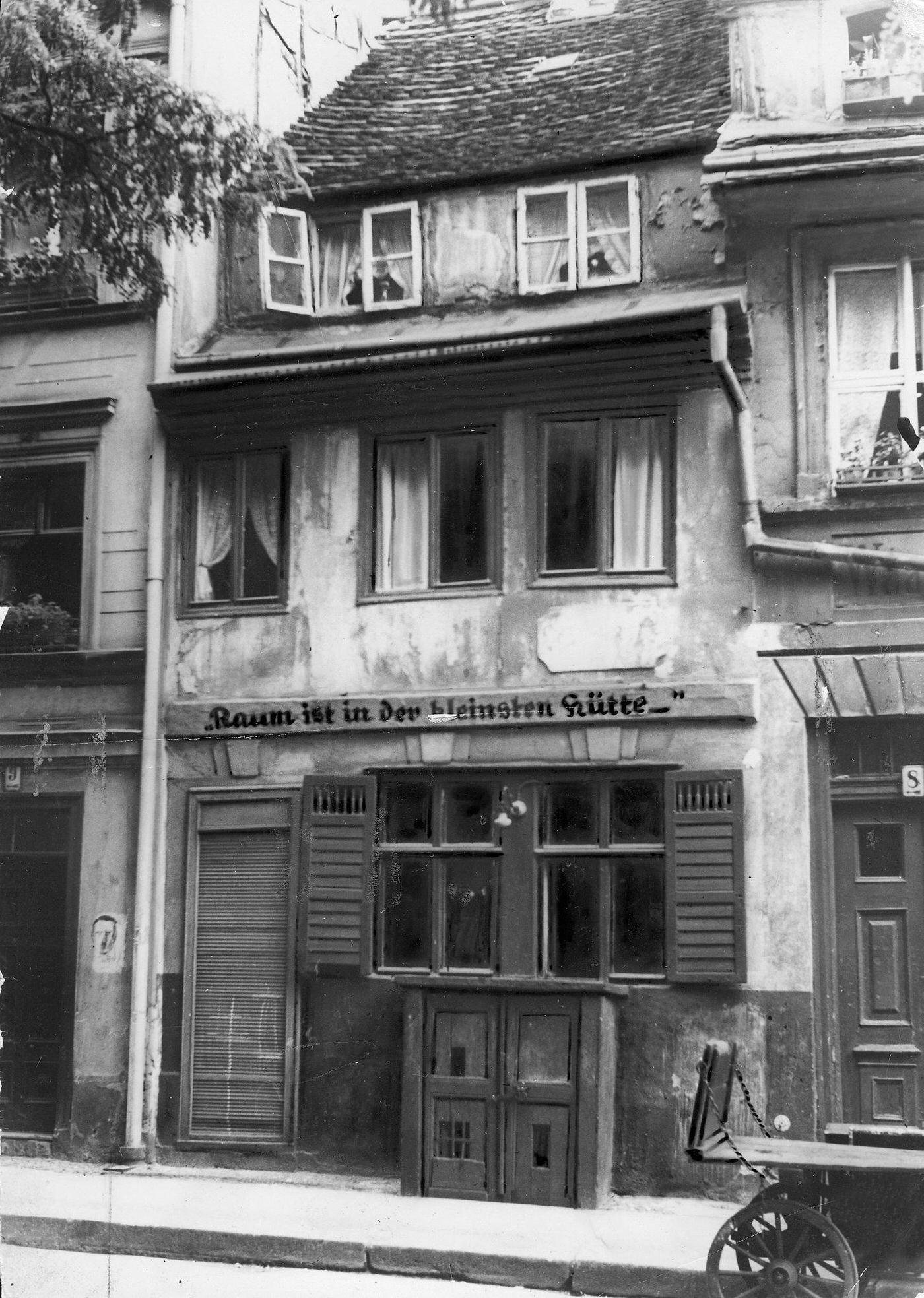 #37 Old dwelling, Berlin, inscription “Room in the smallest cottage”, 1880s.