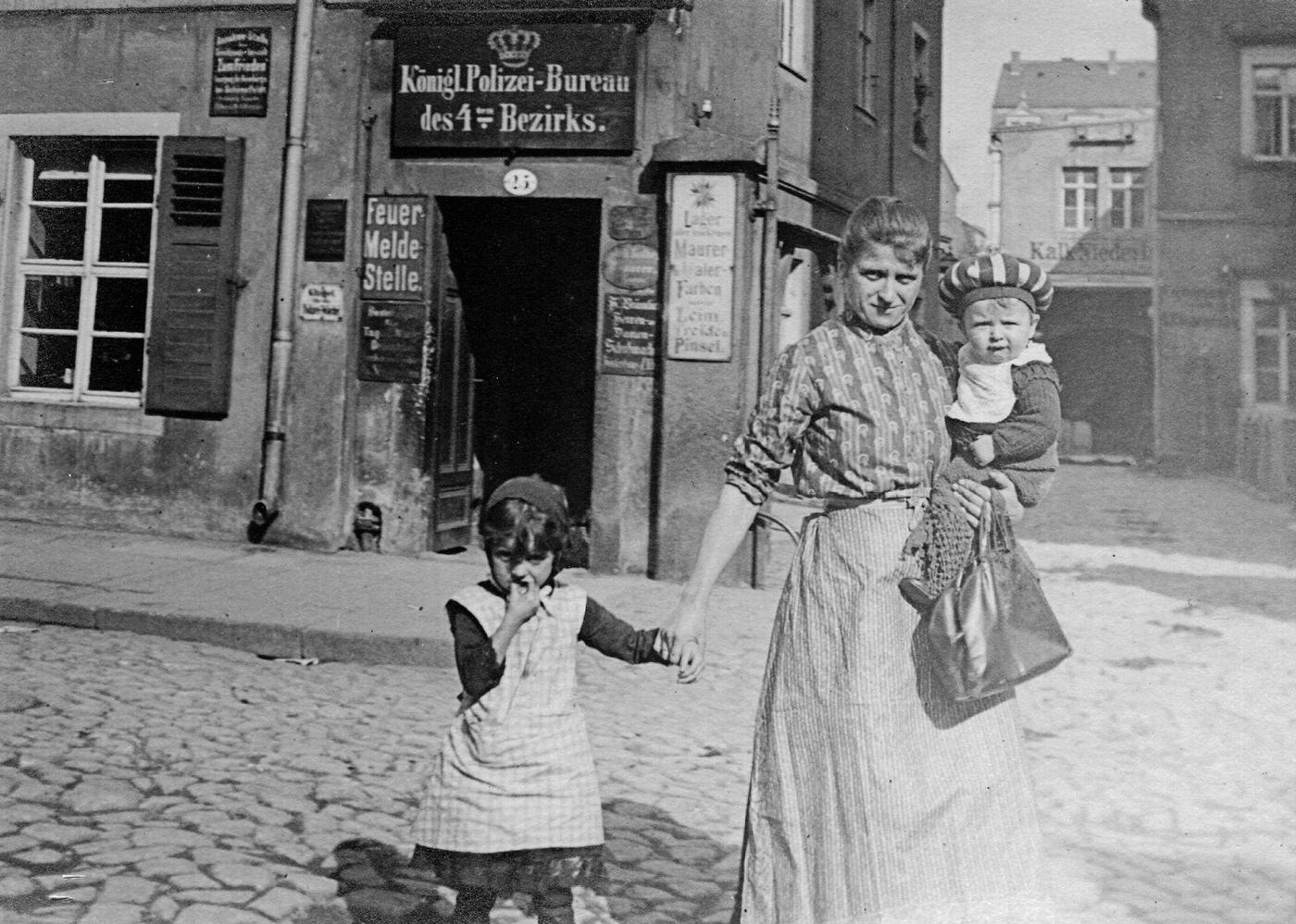 #16 Dresden, Mother with Children, Vor dem Königl. Polizei-Bureau, 1892