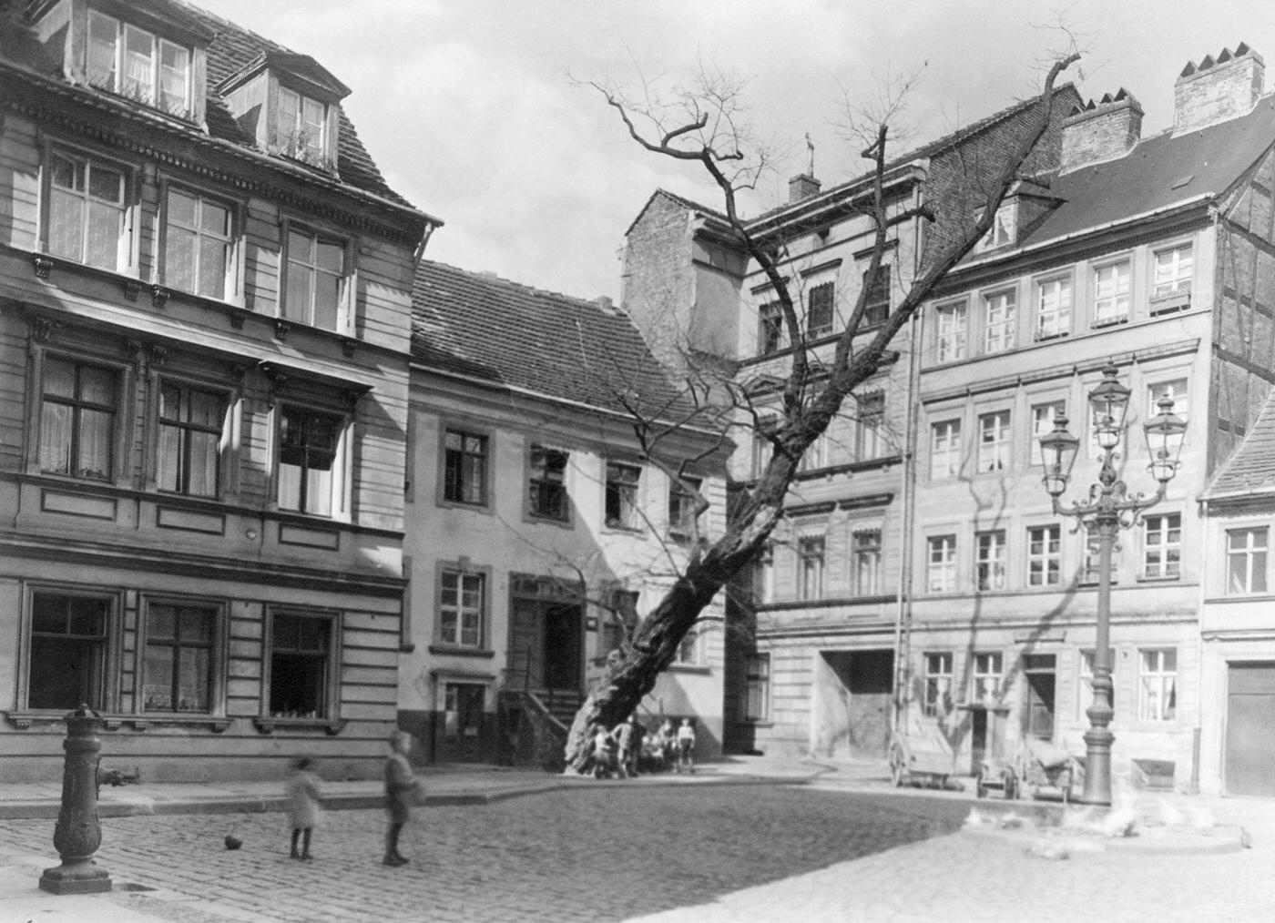 #4 Germany, Berlin, Old Town: The Juedenhof, 1895