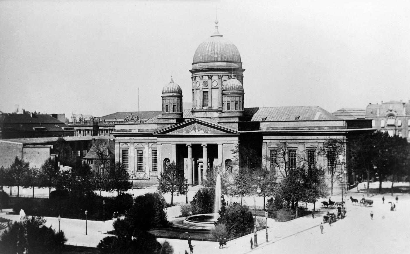 #34 Lustgarten and Old Dom, Berlin, 1890.