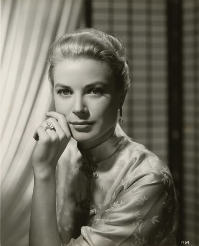 #15 Capturing an Icon: Virgil Apger’s 1950s Portraits of Grace Kelly #15 Celebrities