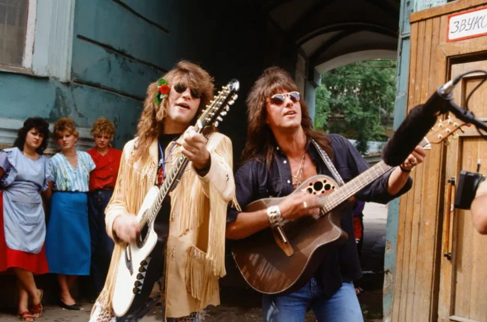 Jon Bon Jovi and Richie Sambora hit the Moscow streets for an afternoon busk.