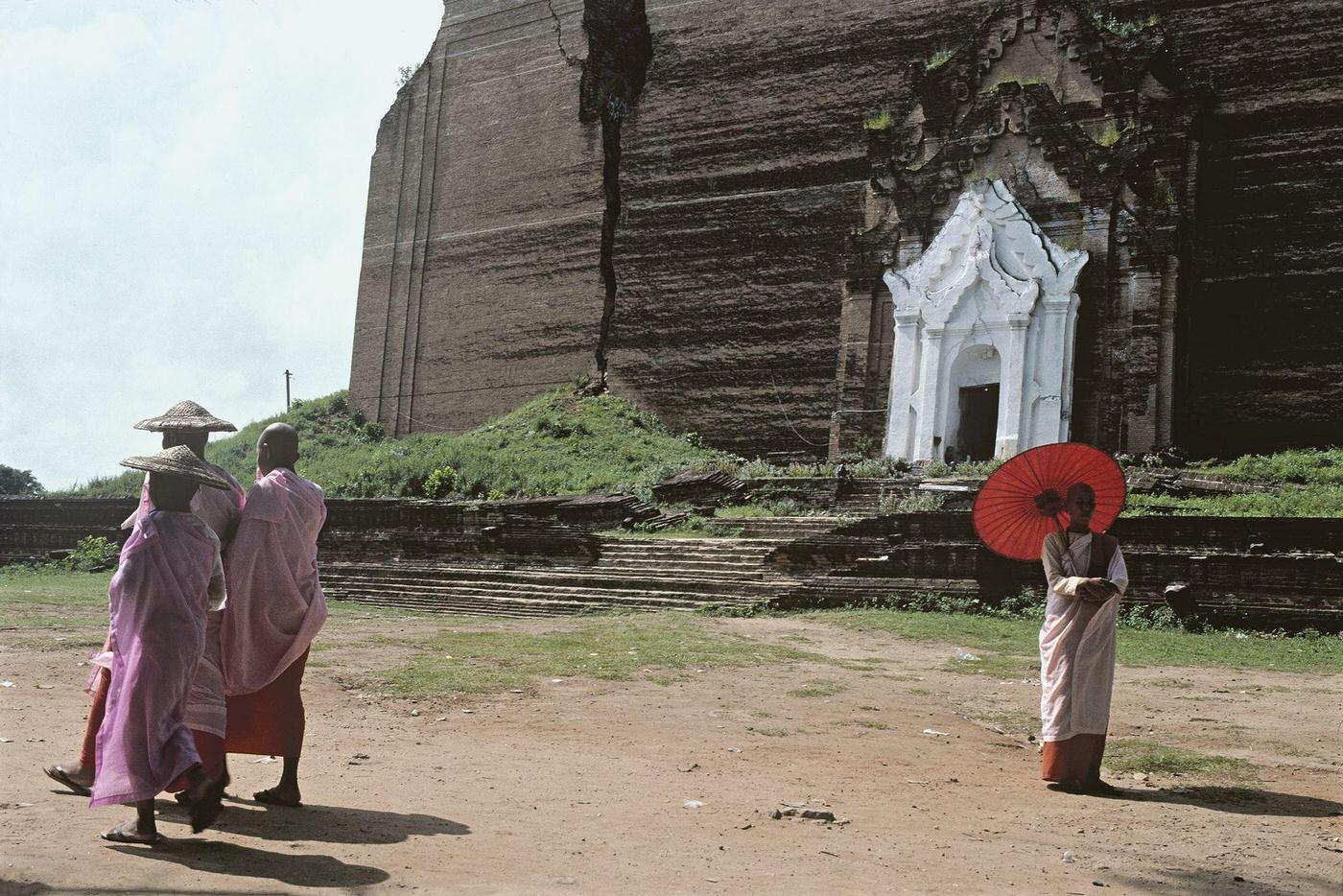 #51 Buddhist Nuns in Mandalay, Myanmar – Mingun Paya Temple, 1980s
