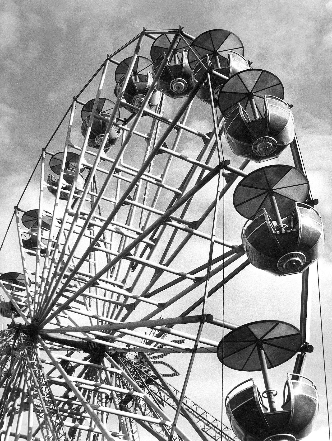 #16 Oktoberfest Berlin, Riesenrad (Giant Wheel). 1962.