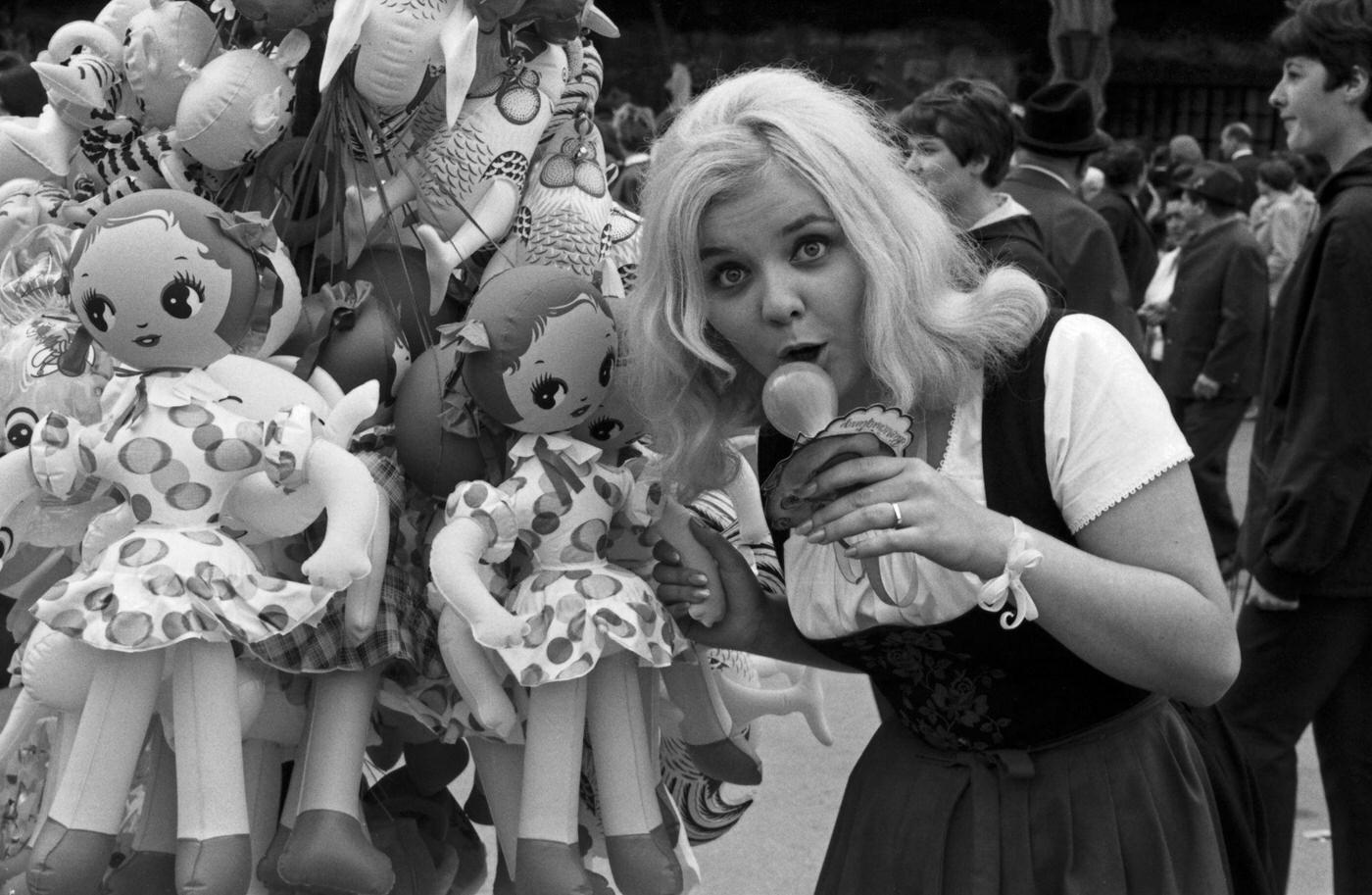 #54 Celebrities Jessy, Maria Duval, Joe Raphael, Heinz Jürgens at Munich Oktoberfest. 1960s.