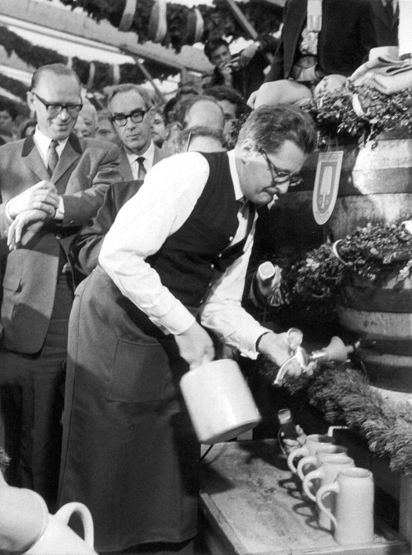 #59 Mayor Hans-Jochen Vogel tapping first barrel, 1968.
