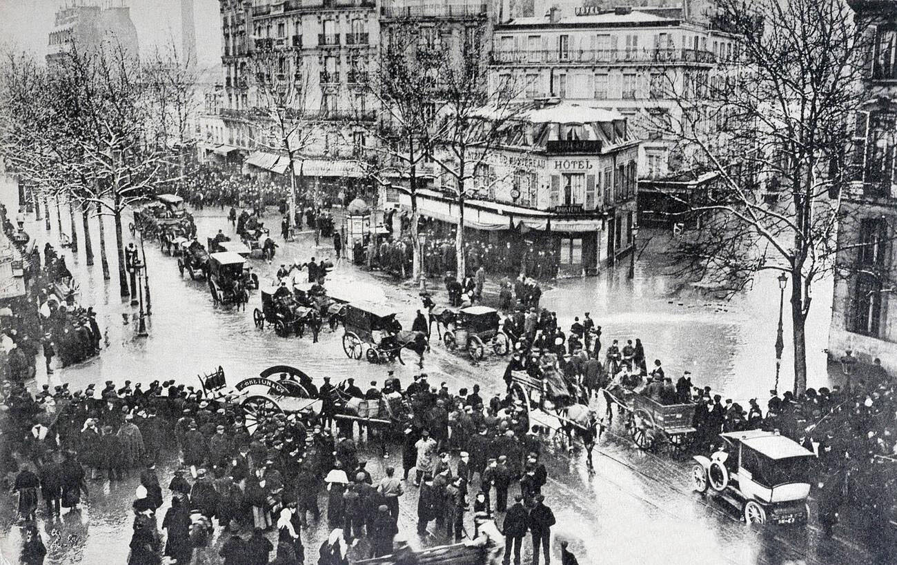 #100 Vintage postcard of January 1910 Paris floods, Boulevard Diderot and rue de Bercy.