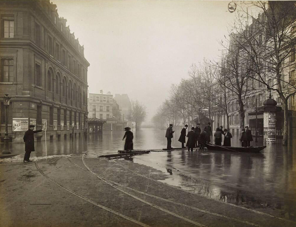 #101 Seine flood (27 Jan 1910) – Boulevard Diderot. View of Boulevard Diderot during Paris flood. 12th arrondissement.