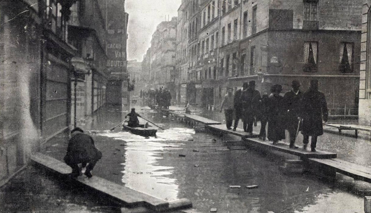 #105 Paris, Jan 1910 Flood, Rue du Bac – High water.