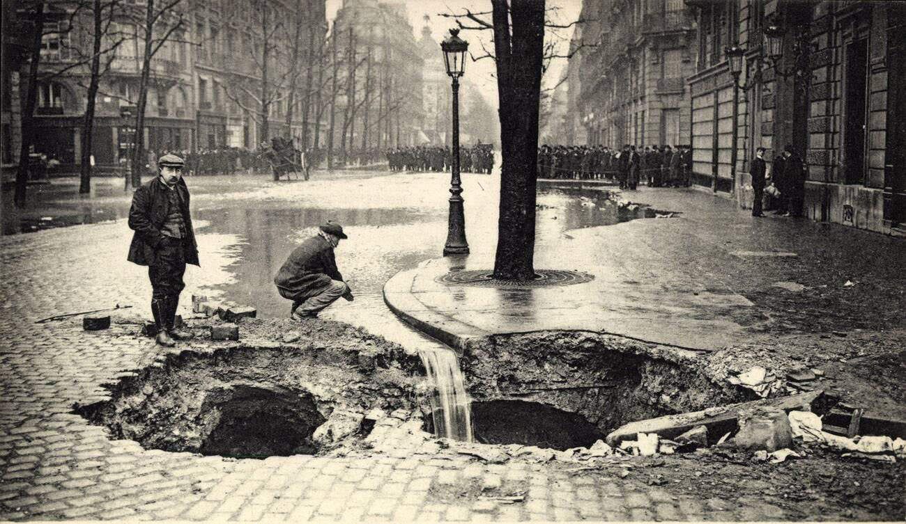 #108 Paris, Seine flood 1910 – Collapse of a sewer on Boulevard Haussmann.