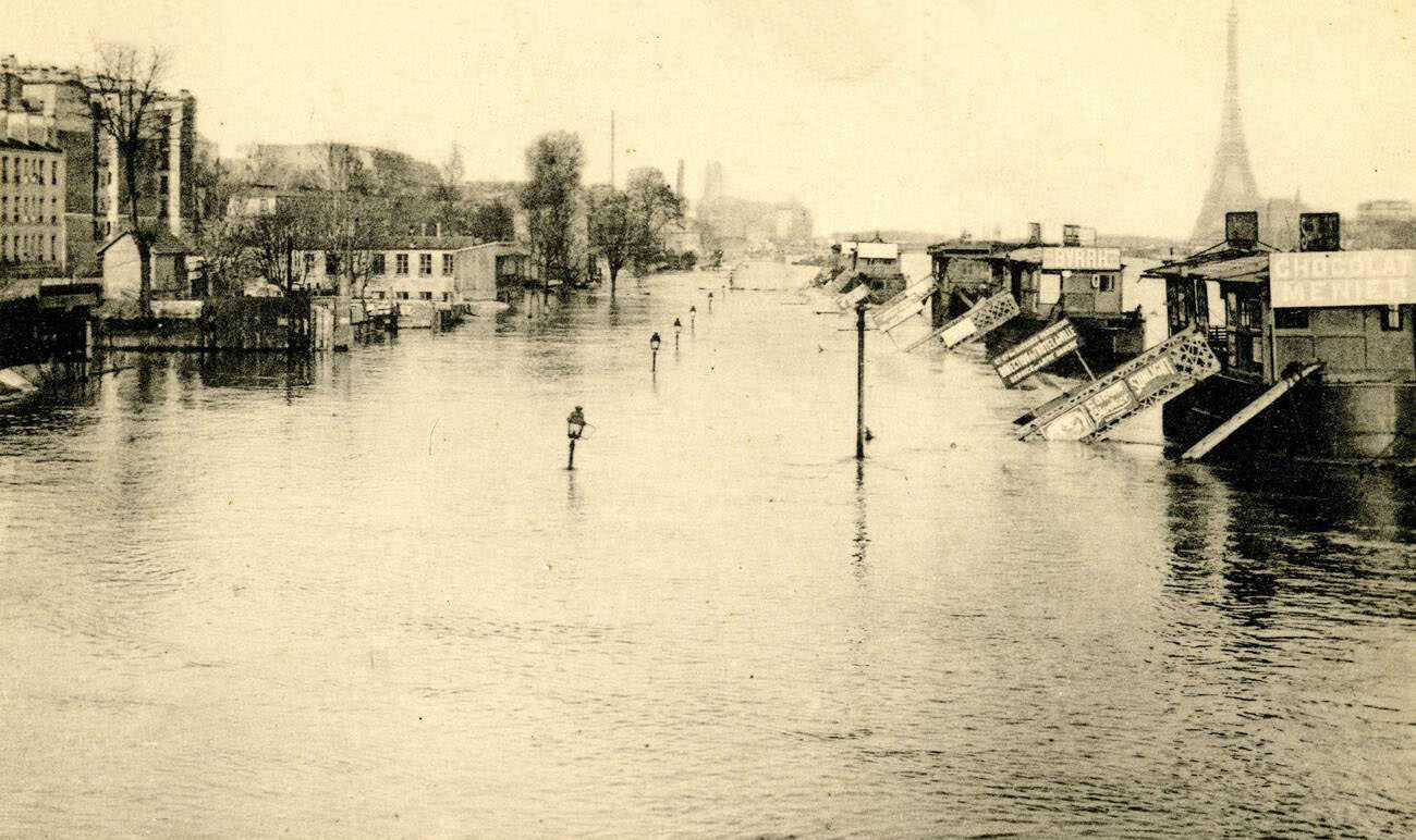 #109 Flood in Paris 1910 – Seine floods – Quai d’Auteuil from the viaduct of Point du Jour.