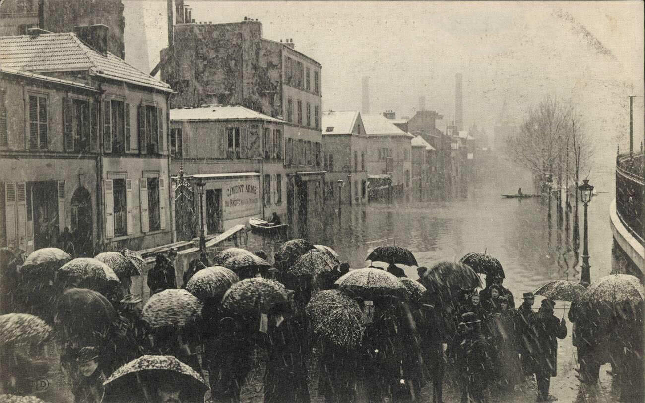 #111 Paris, 1910 Flood, Quai de la Rapée – Passersby.
