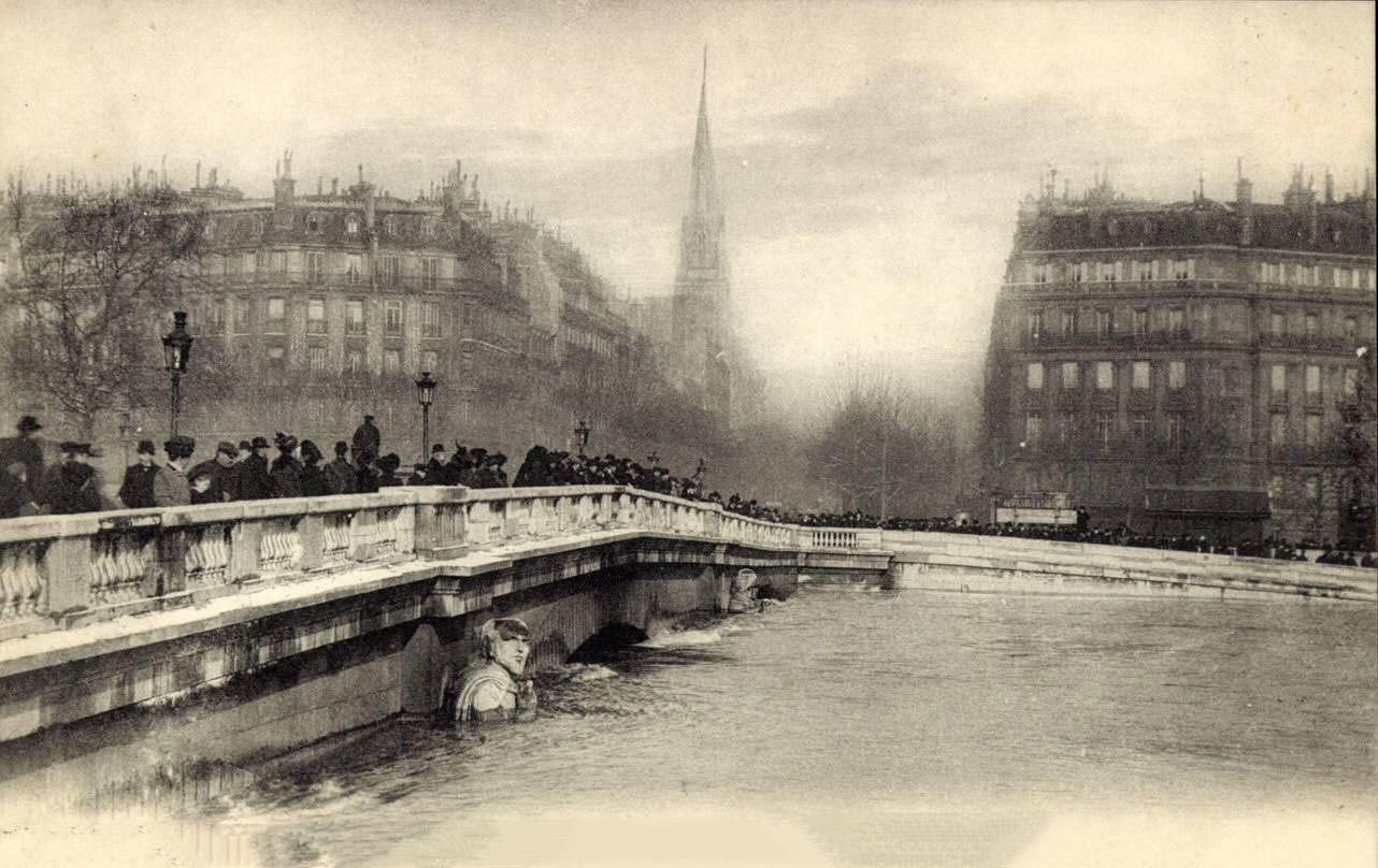 #112 Paris, 1910 Flood – Overview of Pont de l’Alma.