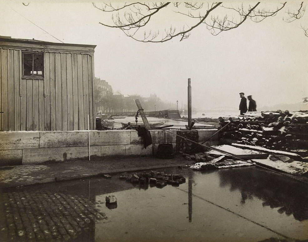 #113 Seine flood case (27 Jan 1910) – Bridge Pier. View of pier during the flood. 4th district.