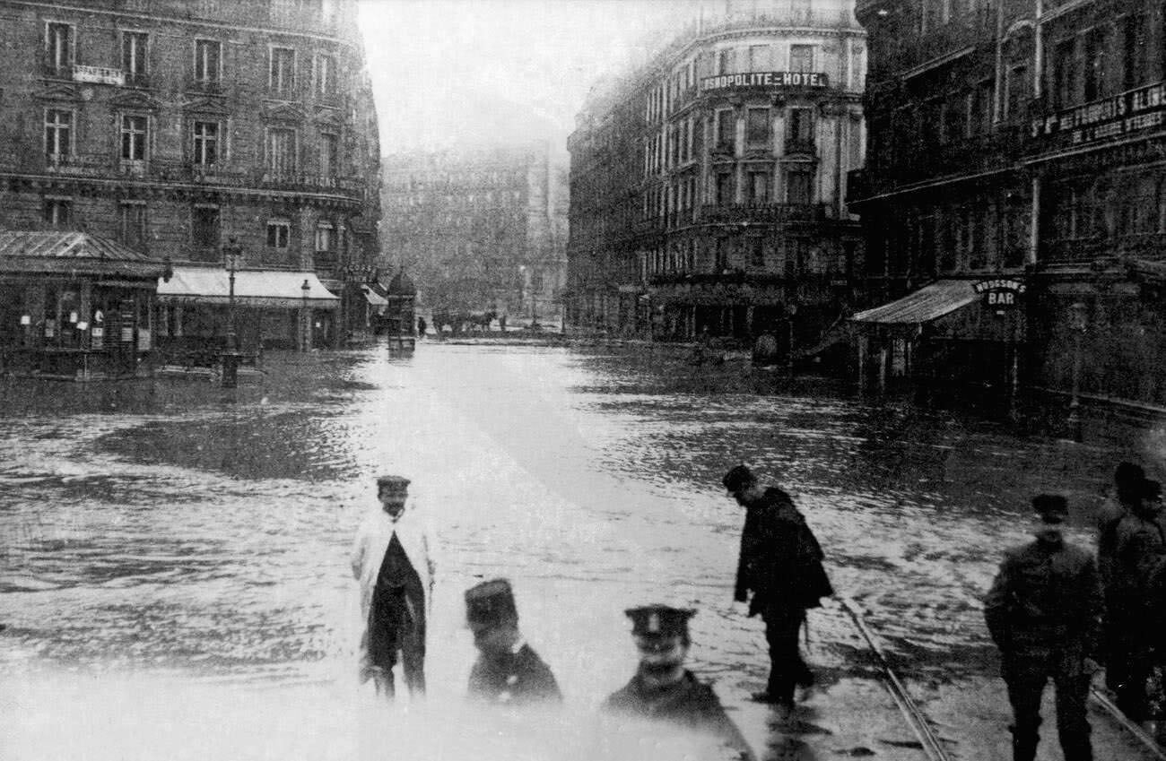 #115 Vintage postcard – Jan 1910 Paris flood – Place de Rome.
