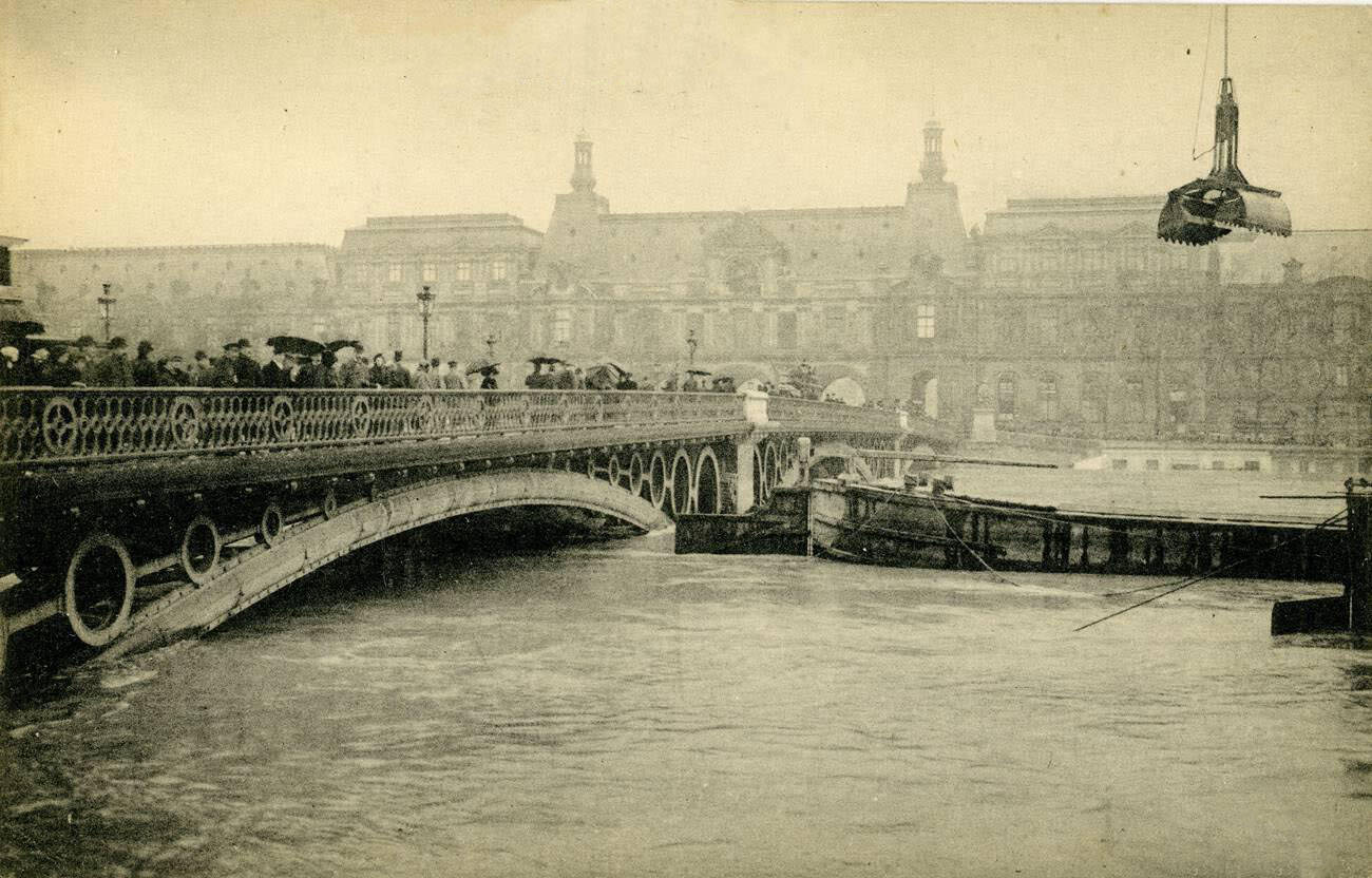 #116 Flood in Paris 1910 – Seine floods – Le Pont des Saints-Pères (now Pont du Carrousel).