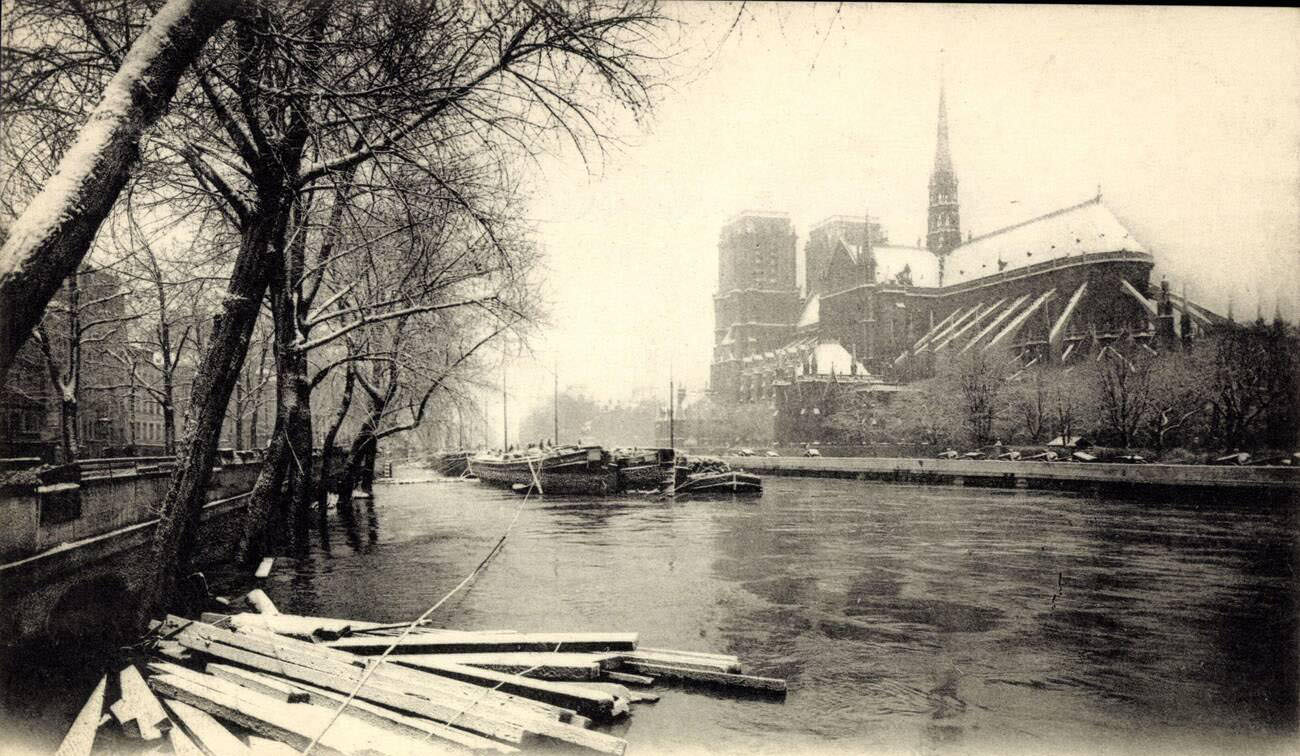 #118 Paris, 1910 Flood – Panoramic view of Notre Dame.