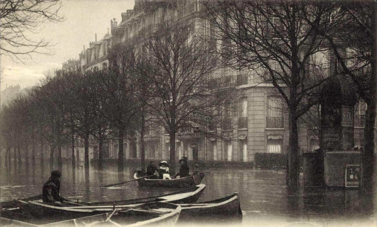 #120 Paris, Seine flood Jan 1910 – Avenue Montaigne.