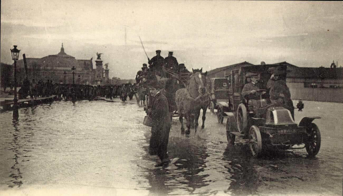 #127 Paris, Seine flood Jan 1910 – Le Grand Palais and carriages.