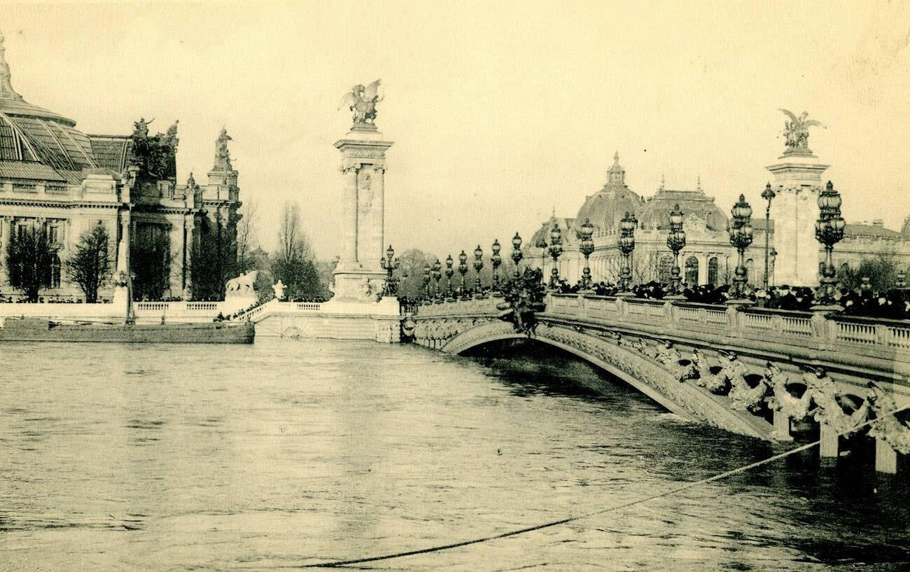 #24 Flood in Paris, 1910 – Pont Alexandre.