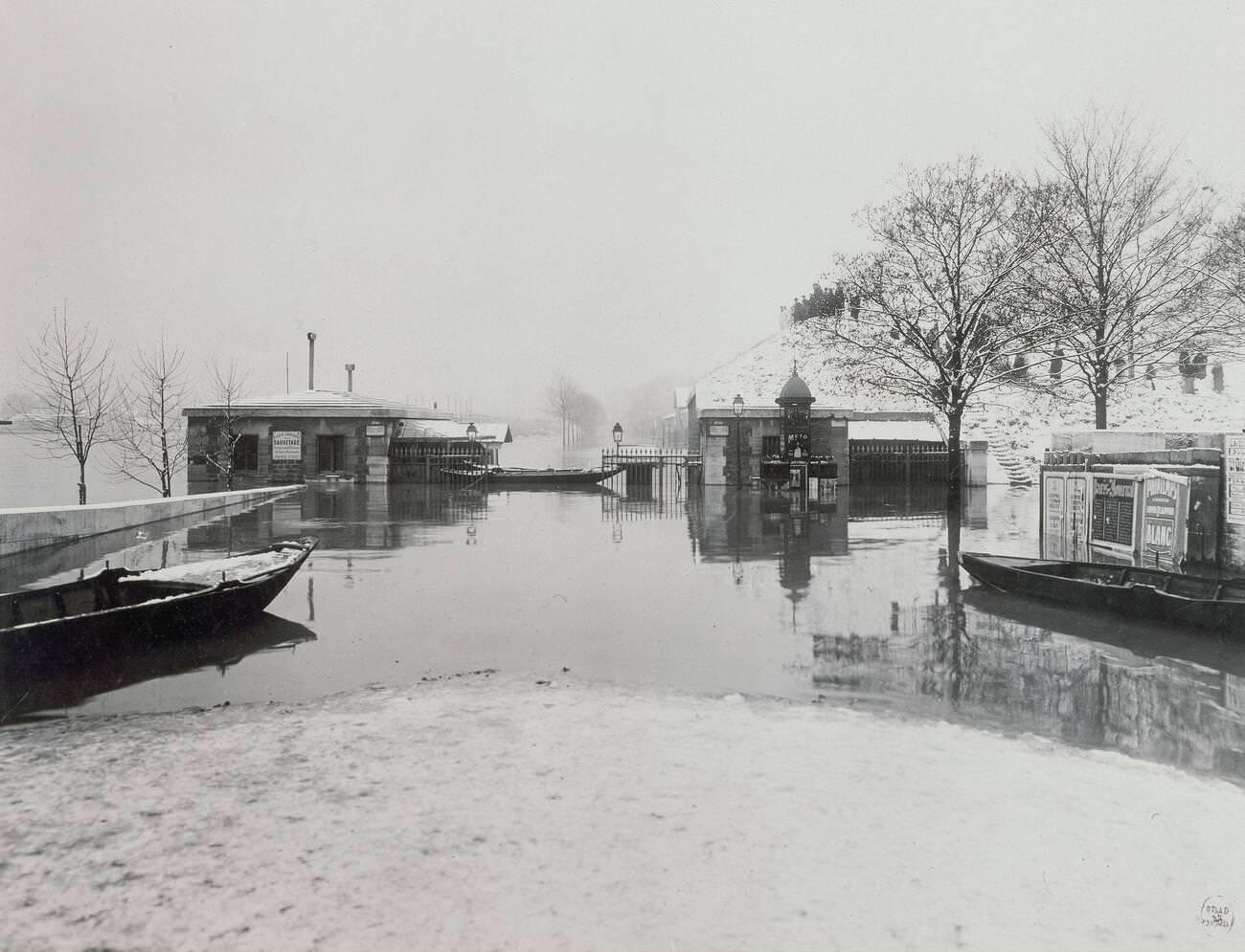 #29 Flood of the Seine – Door Billancourt. Porte de Billancourt, 1910.