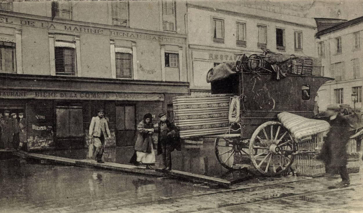 #33 Paris, 1910 Floods, Moving, Quai de Billy.