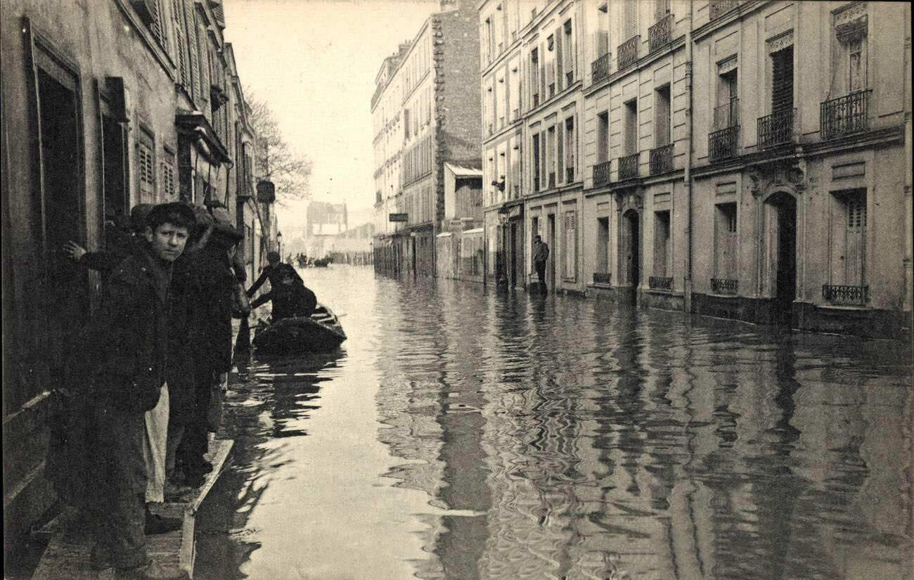 #36 Paris, Inondation 1910, Javel Quarter, Passersby.