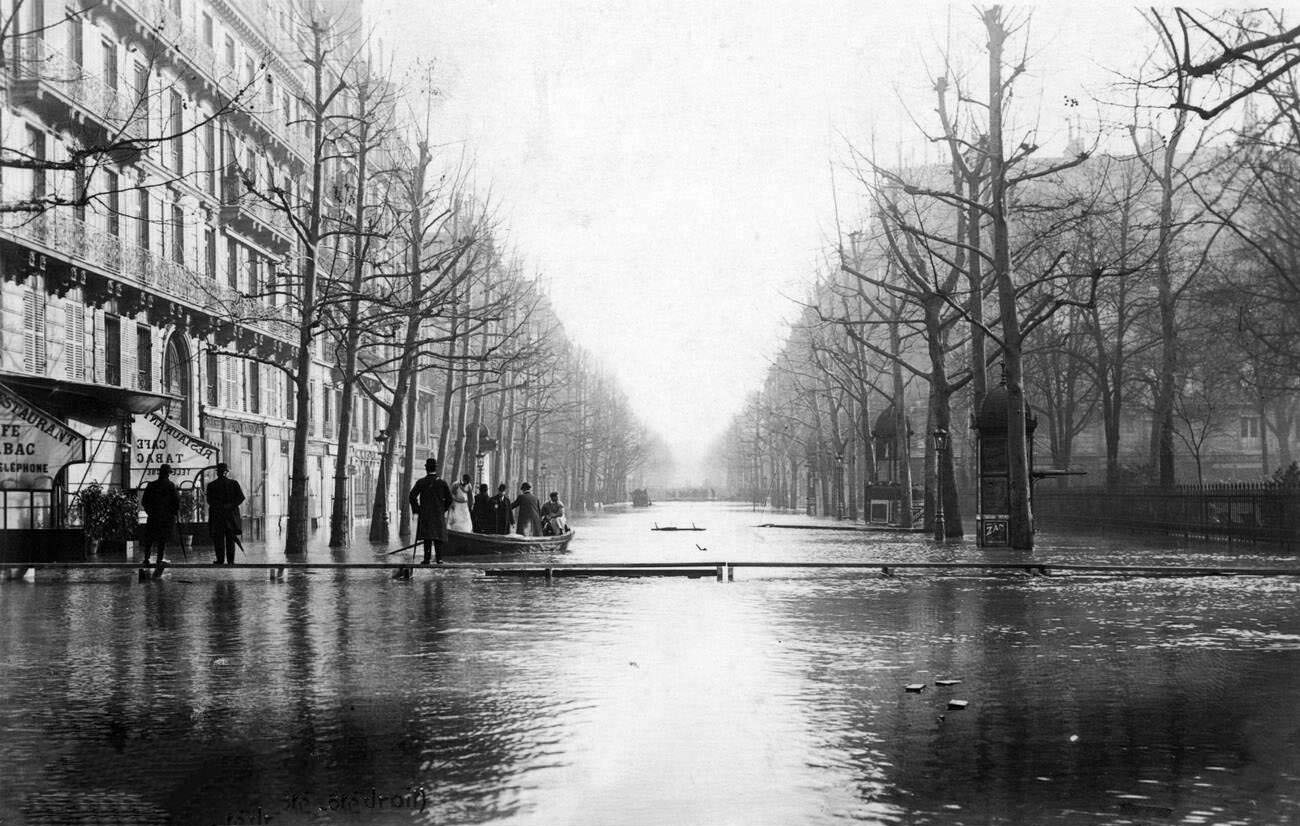 #42 Great Flood of Paris, 1910 – Boulevard Haussmann.