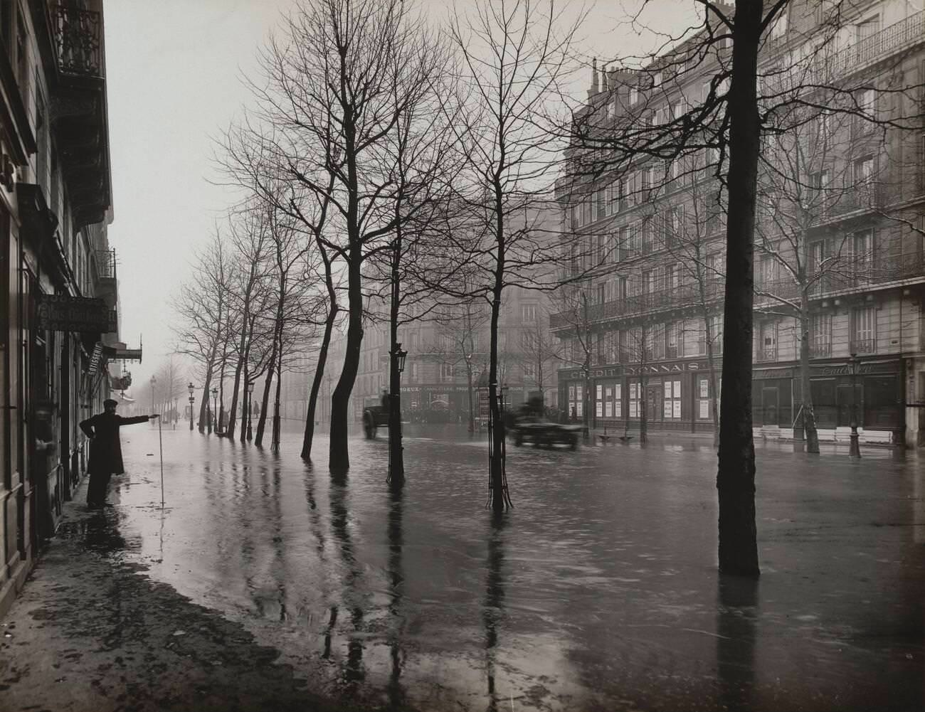 #48 Vintage photo – Flood of the Seine, Avenue Ledru-Rollin, Paris 1910.