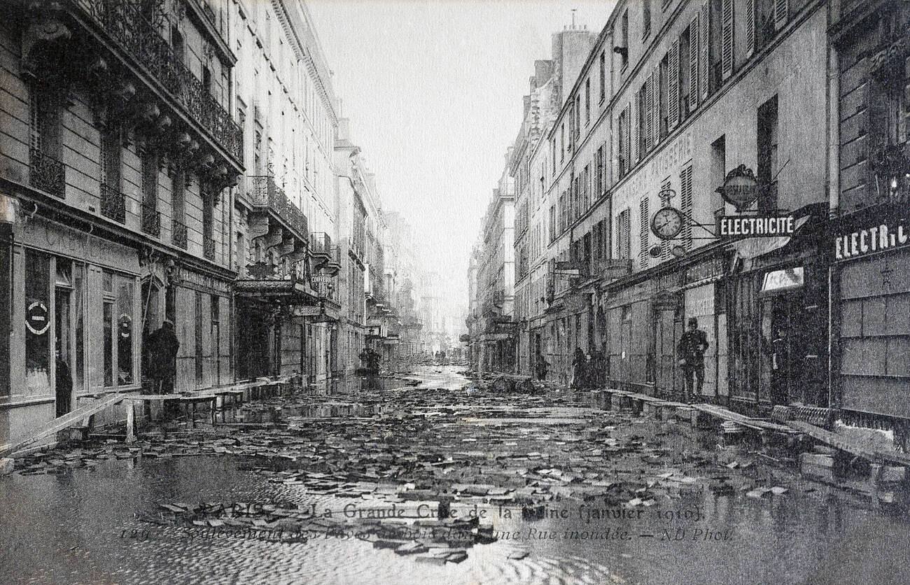 #49 Old postcard of Paris floods, January 1910 – Flooded street.