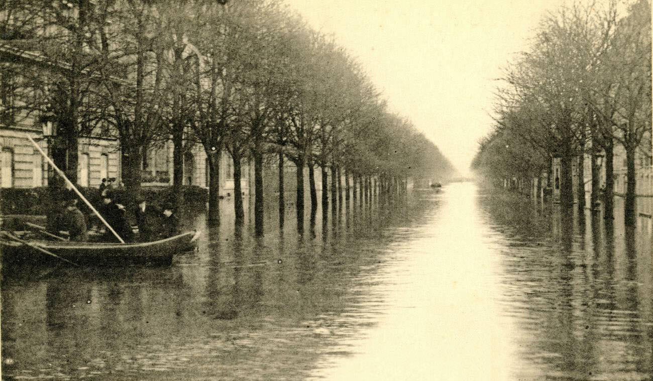 #56 Flood in Paris, 1910 – Avenue Montaigne.