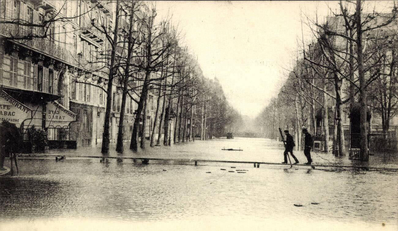 #60 Paris, Inondations 1910, Passerelle Boulevard Haussmann.