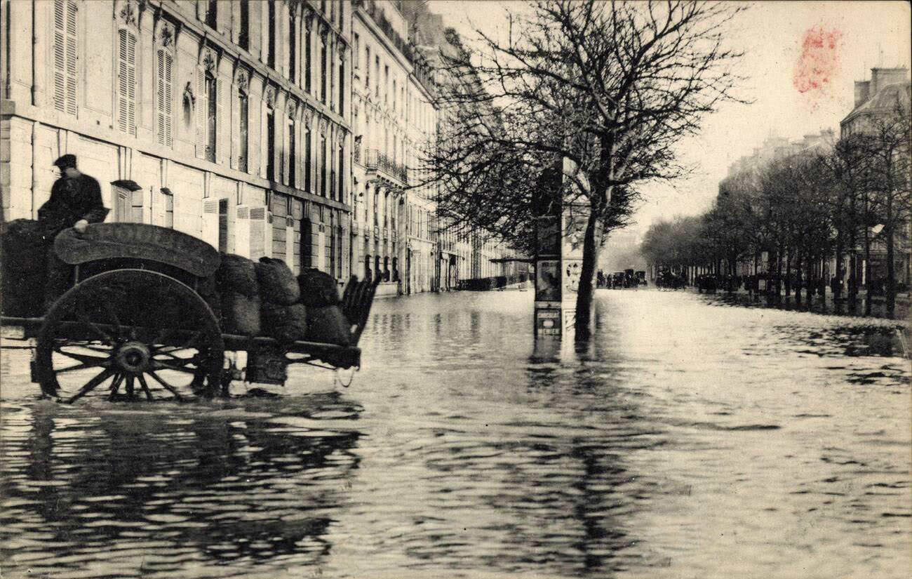 #67 Paris, Inondation 1910, Avenue Montaigne.