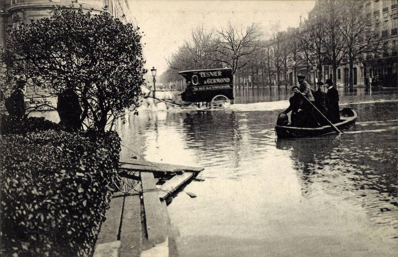 #73 Paris, Inondation 1910, Avenue Montaigne.