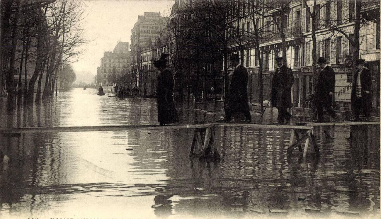 #79 Paris, Inondation, January 1910, Avenue Ledru Rollin.