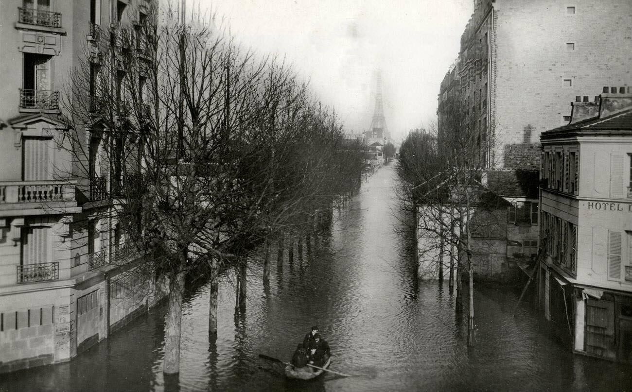 #88 Flood in Paris, 1910 – Rue Saint Charles 75015 Paris.