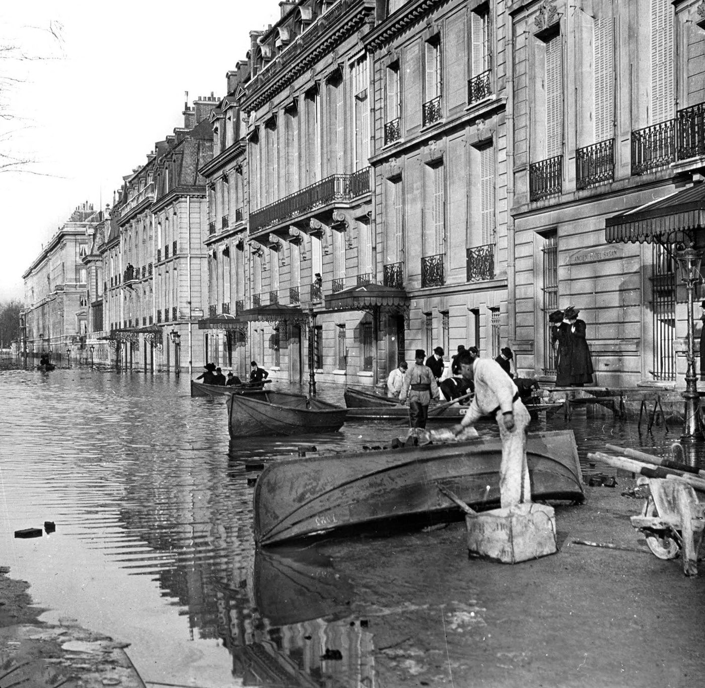 #9 Flood in Paris after rise in Seine river, 1910.